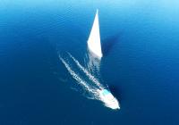 barcha a vela barca a vela barca a motoree mare blu